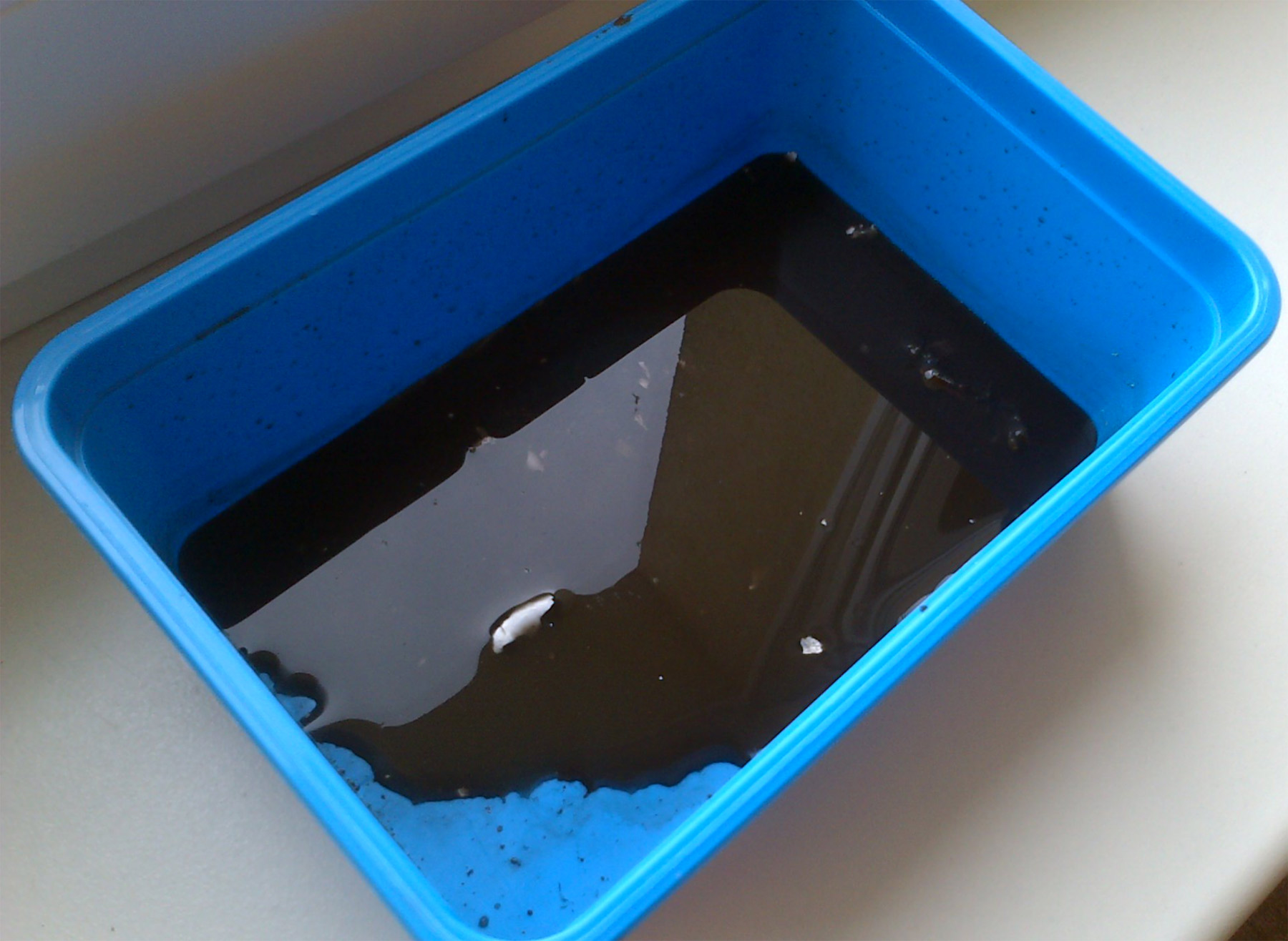 Kal zo spodnej časti radiátora