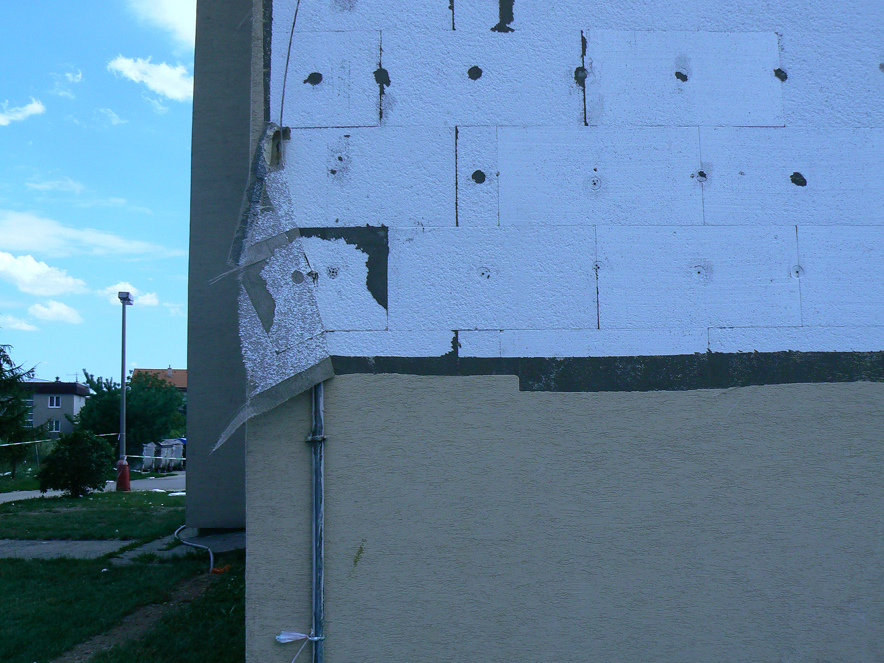 Príklad poruchy pri kontaktných tepelnoizolačných systémoch vzniknutej používaním nevhodných a nesystémových materiálov či kombinovaním komponentov od rôznych výrobcov v skladbe tepelnoizolačného systému.