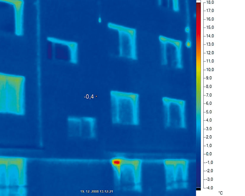 Termovízna snímka bytového domu v Leviciach na ulici Na Lúkach, zateplenie tepelnou izoláciou na báze minerálnej vlny s hrúbkou 12 cm. Na dome sa vykonala kompletná obnova vrátane obnovy základového pásu, zateplenia stropu suterénu, obvodových stien a strechy, výmeny pôvodných okien za okná rovnakej kvality a typu a vstupných dverí. Povrchová teplota stien: –0,4 °C.