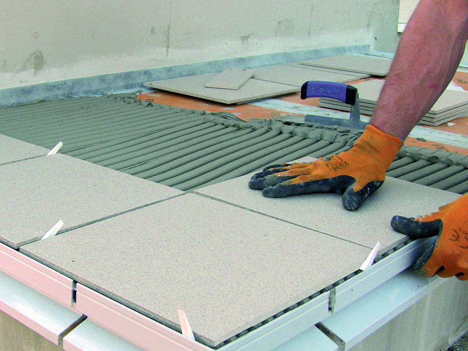 Bezdutinové kladenie dlažby s tekutým lepidlom PCI Pericol® Fluid – trieda C2FE S1