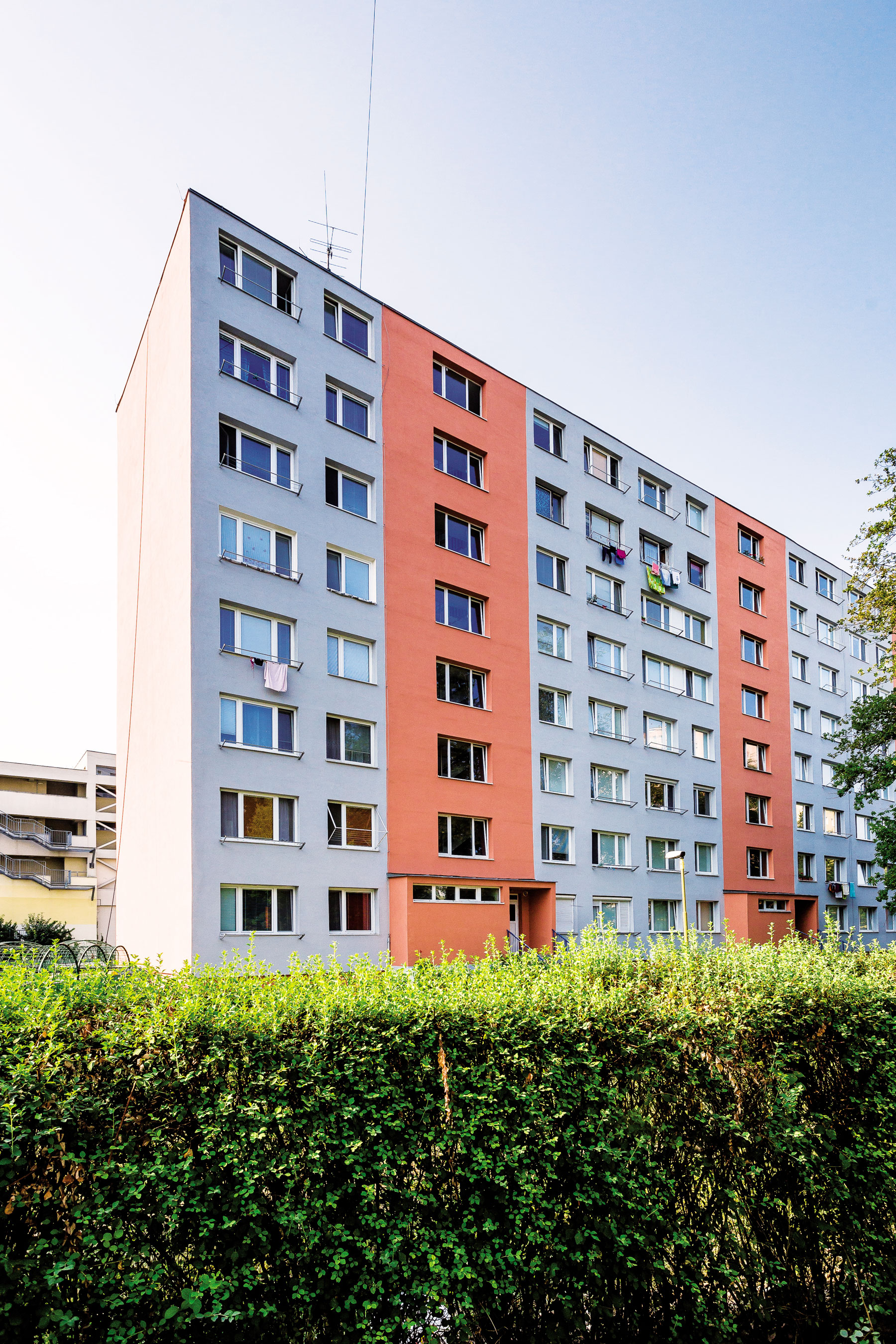 Zadná stena fasády bytového domu na Laboreckej ulici v Košiciach rok po aplikácii čistiaceho systému.