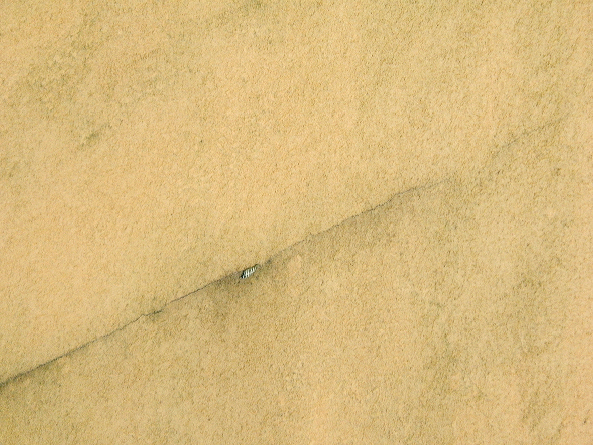 Obr. 6 + 7 Štítová stena s riasami – ďalší „adept“ na prefarbenie. V detaile výrazná vodorovná trhlina neznámeho pôvodu (pravdepodobne nepreložené pásy výstužnej sklotextilnej mriežky) s odhalenou výstužou. Prefarbením sa problém neodstráni, je potrebná lokálna sanácia s obnovením výstužnej vrstvy, aby sa zabránilo zatekaniu do tepelnoizolačného systému.