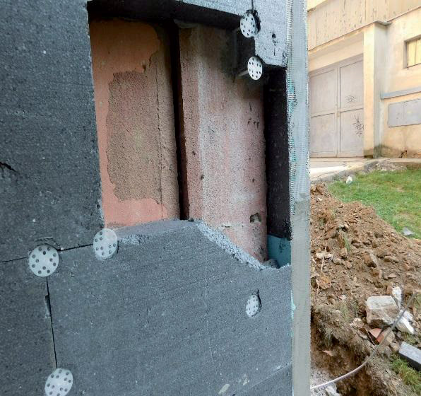 Obr. 3 Výsledok lepenia tepelnoizolačných dosiek na nesúdržný podklad a neúčinné kotvenie