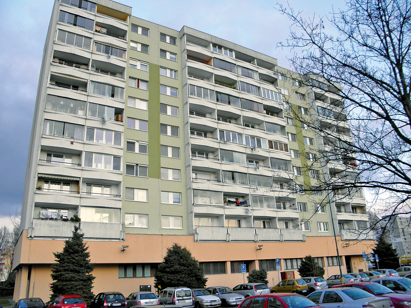 Obr. 3 Predný pohľad na priečelie a štítovú stenu zatepleného bytového domu