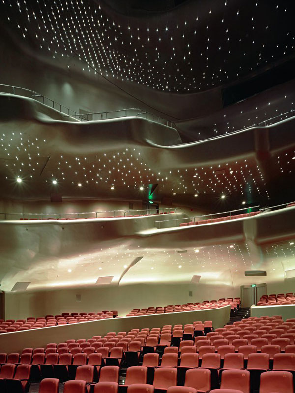 Ako krajina vymletá a vytvarovaná vodou: veľké hľadisko operného domu. Ako krajina vymletá a vytvarovaná vodou: veľké hľadisko operného domu.