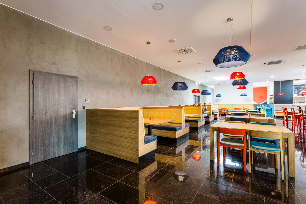 V dekoračnom centre AVIS COLOR navrhli a namiešali originálne dekoratívne stierky pre vnútorné priestory špičkového rezortu x-bionic® sphere v Šamoríne.