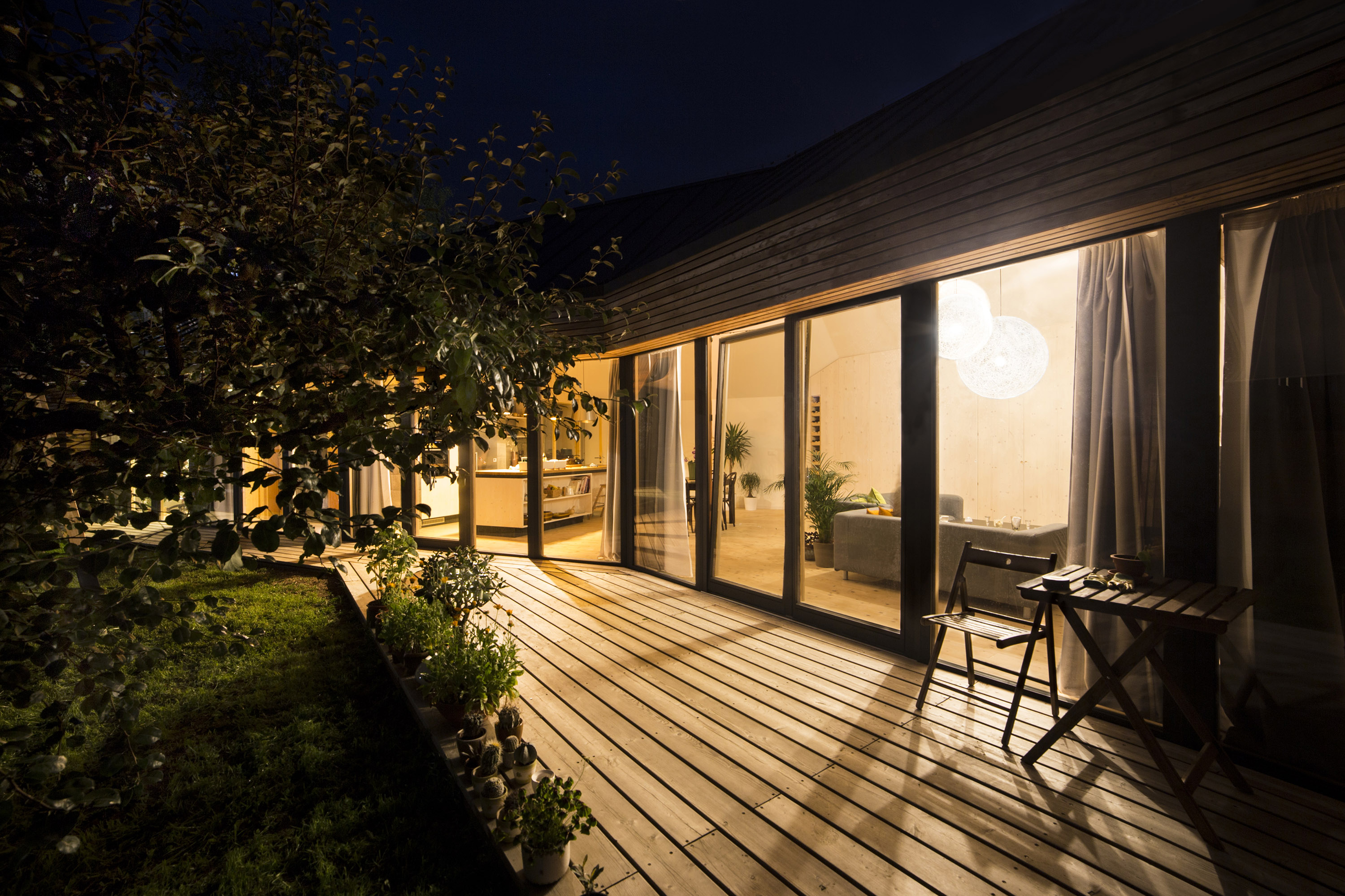 Terasa je kontinuálnym pokračovaním vnútornej podlahy do záhrady. Jej prirodzené tienenie je zabezpečené starou hruškou.