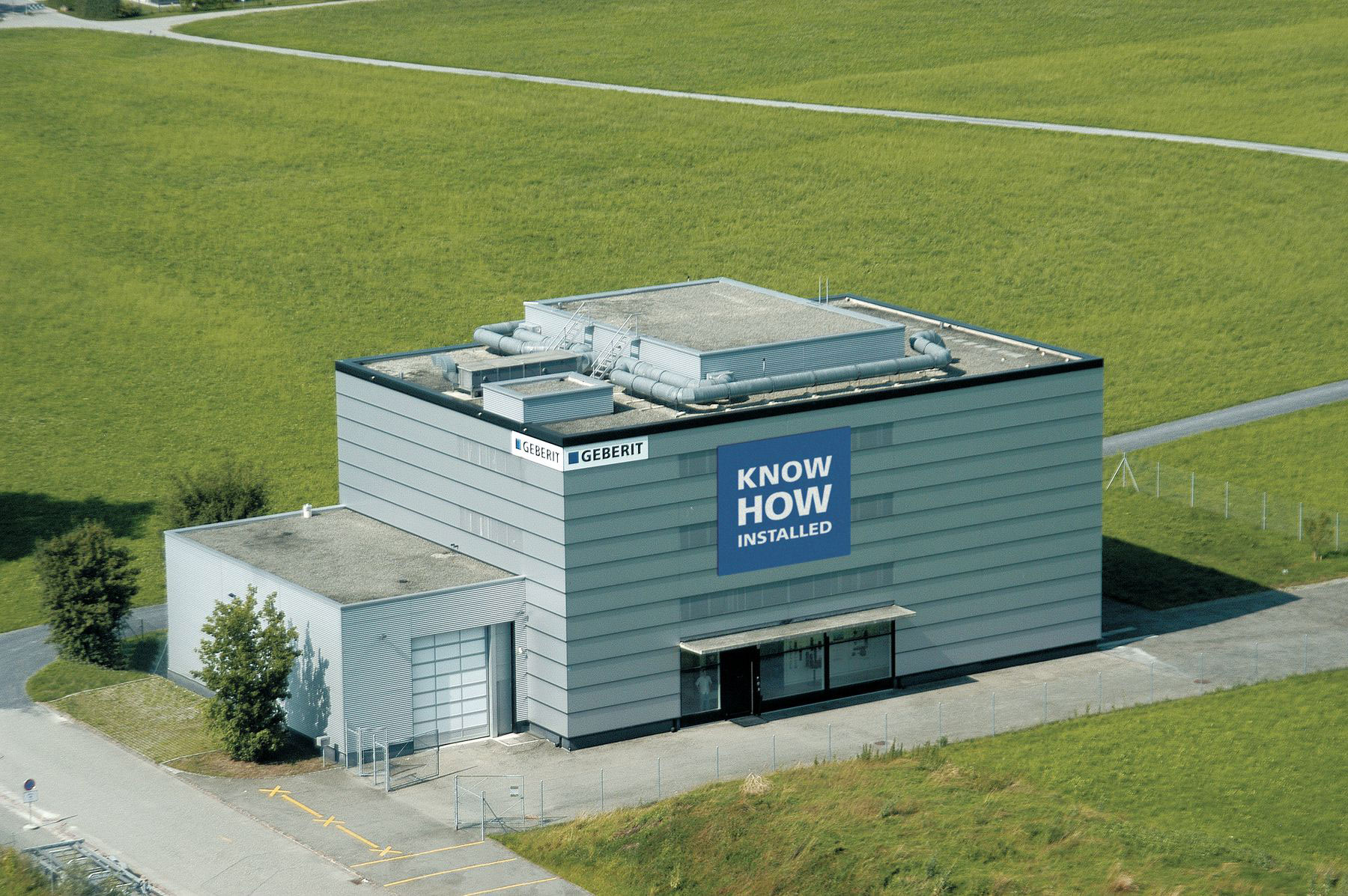 Laboratórium Geberit pre stavebné technológie a akustiku bolo otvorené v roku 1997 a v našom odbore sanitárnej techniky nemá obdoby. Jeho súčasťou je mimo iného aj skúšobná veža, ktorá je zvukovo odizolovaná od okolitého sveta.