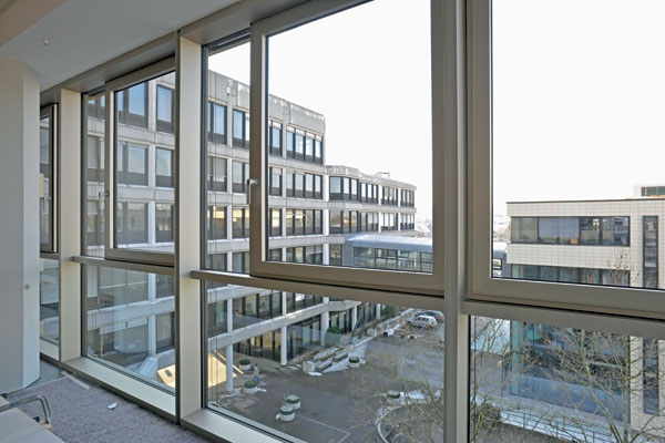 sklenené fasády,okná,žalúzie,lamely