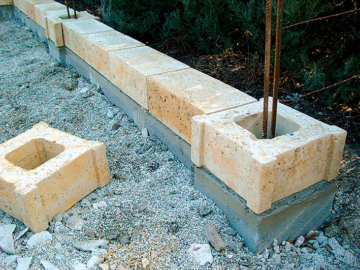 Osadenie stĺpovej tvárnice Osadenie stĺpovej tvárnice