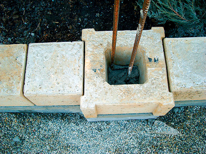 Zaliatie stĺpových tvárnic Zaliatie stĺpových tvárnic