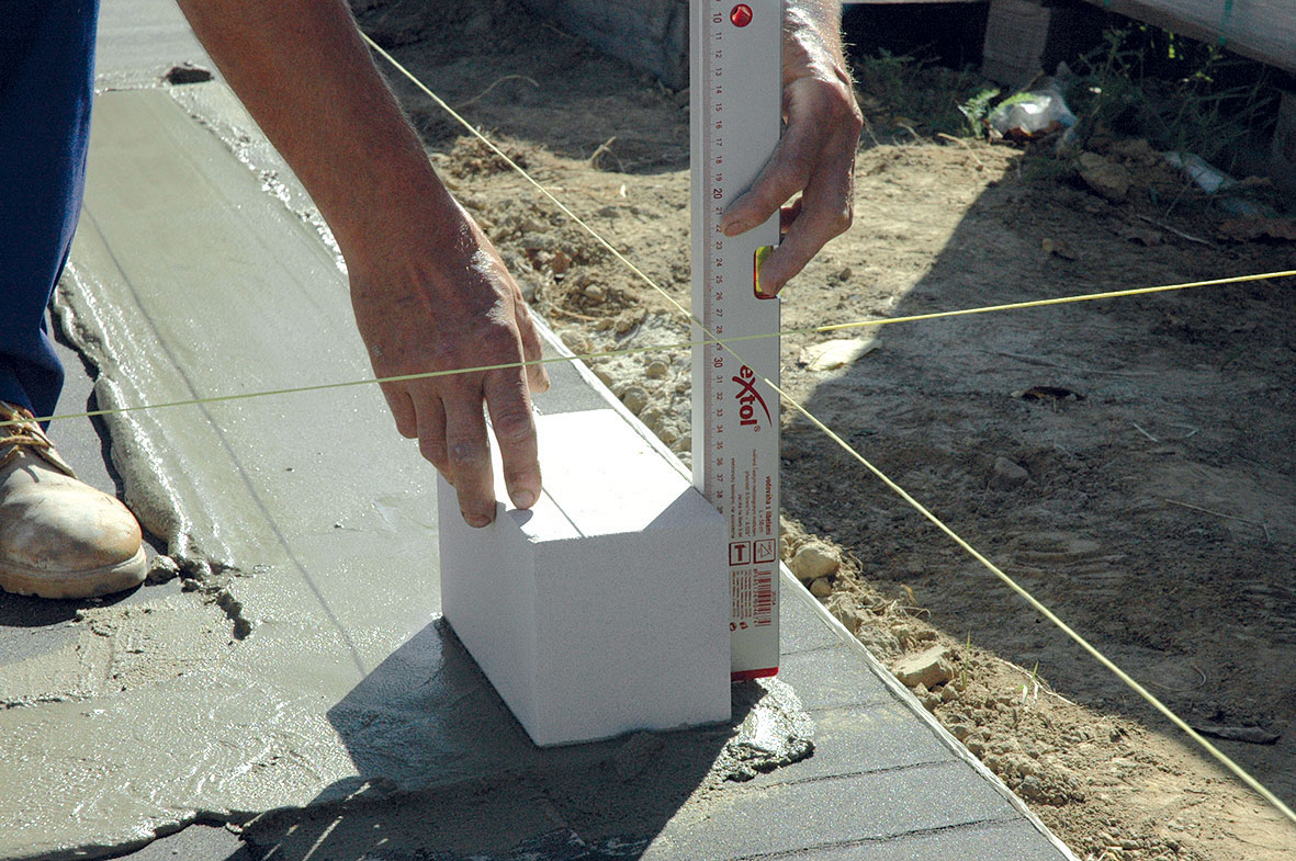 Murujeme s vápenno-pieskovými tehlami foto - 06KMBeta