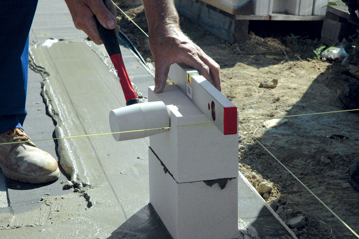 Murujeme s vápenno-pieskovými tehlami foto - 08KMBeta