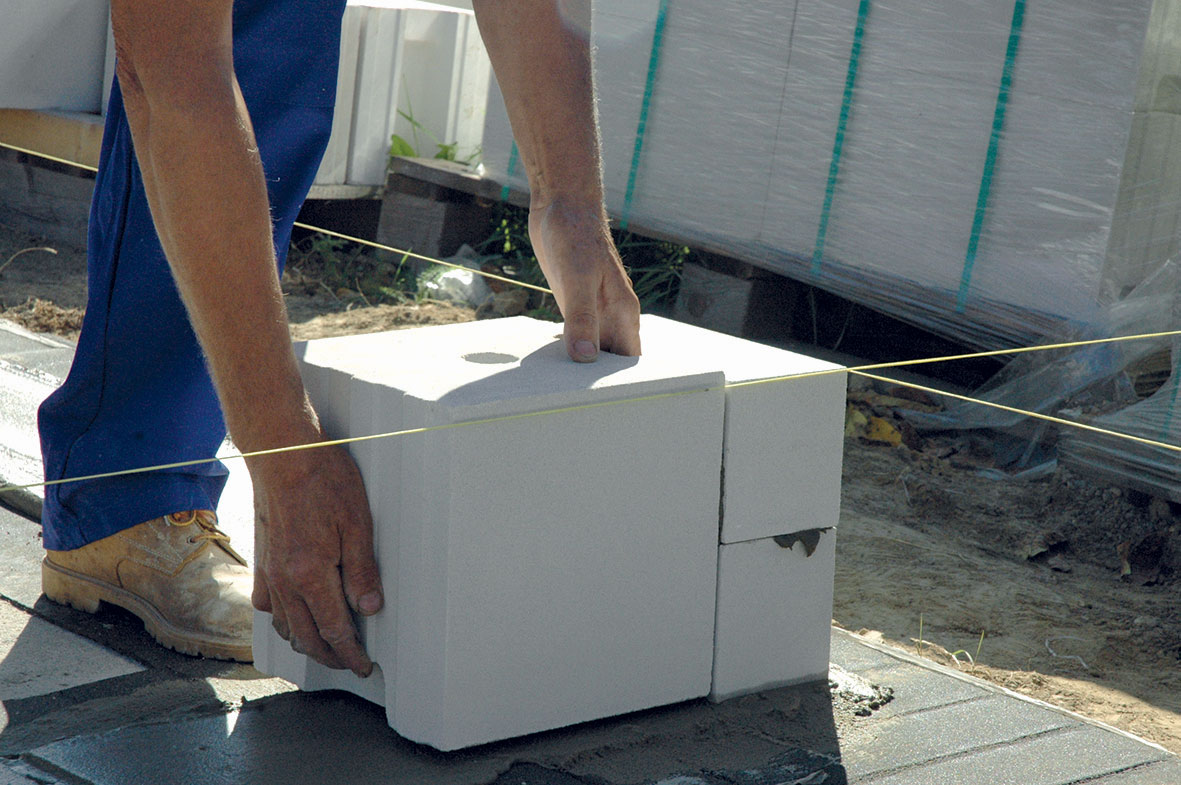 Murujeme s vápenno-pieskovými tehlami foto - 09KMBeta