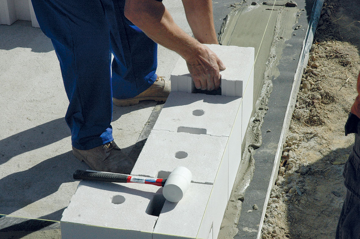 Murujeme s vápenno-pieskovými tehlami foto - 10KMBeta