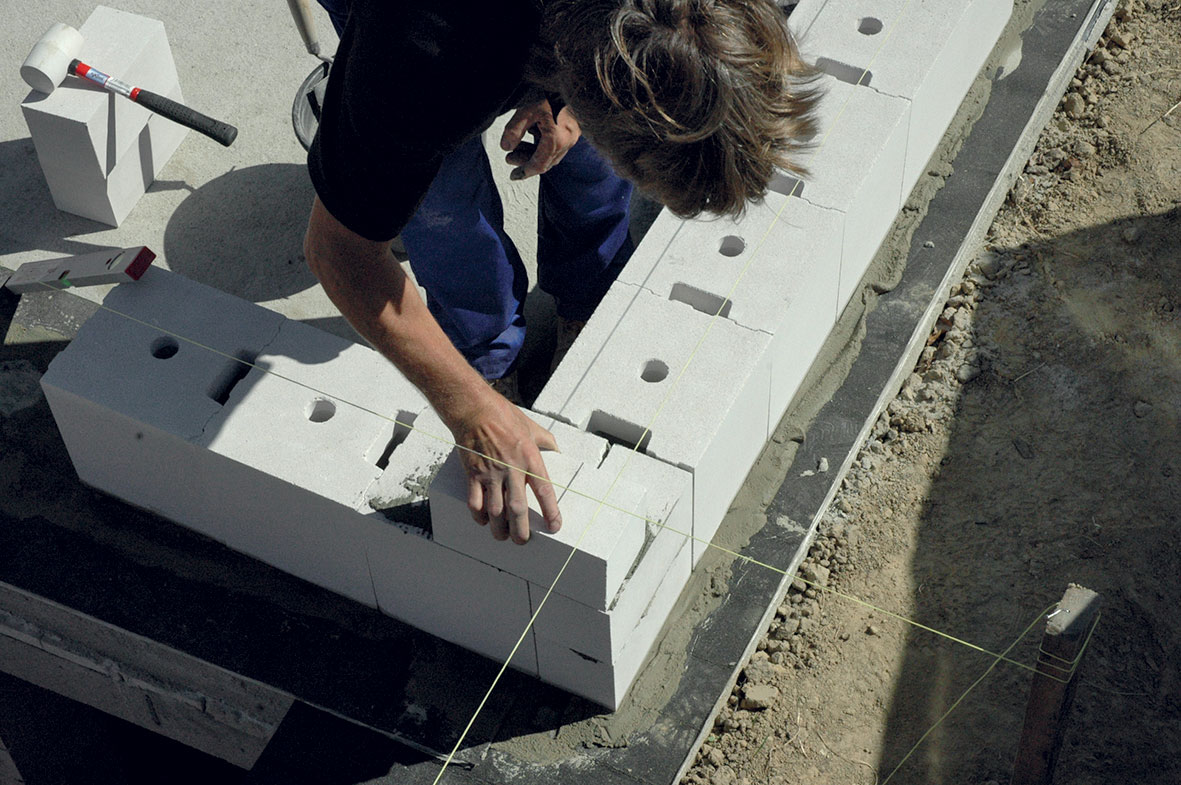 Murujeme s vápenno-pieskovými tehlami foto - 11KMBeta