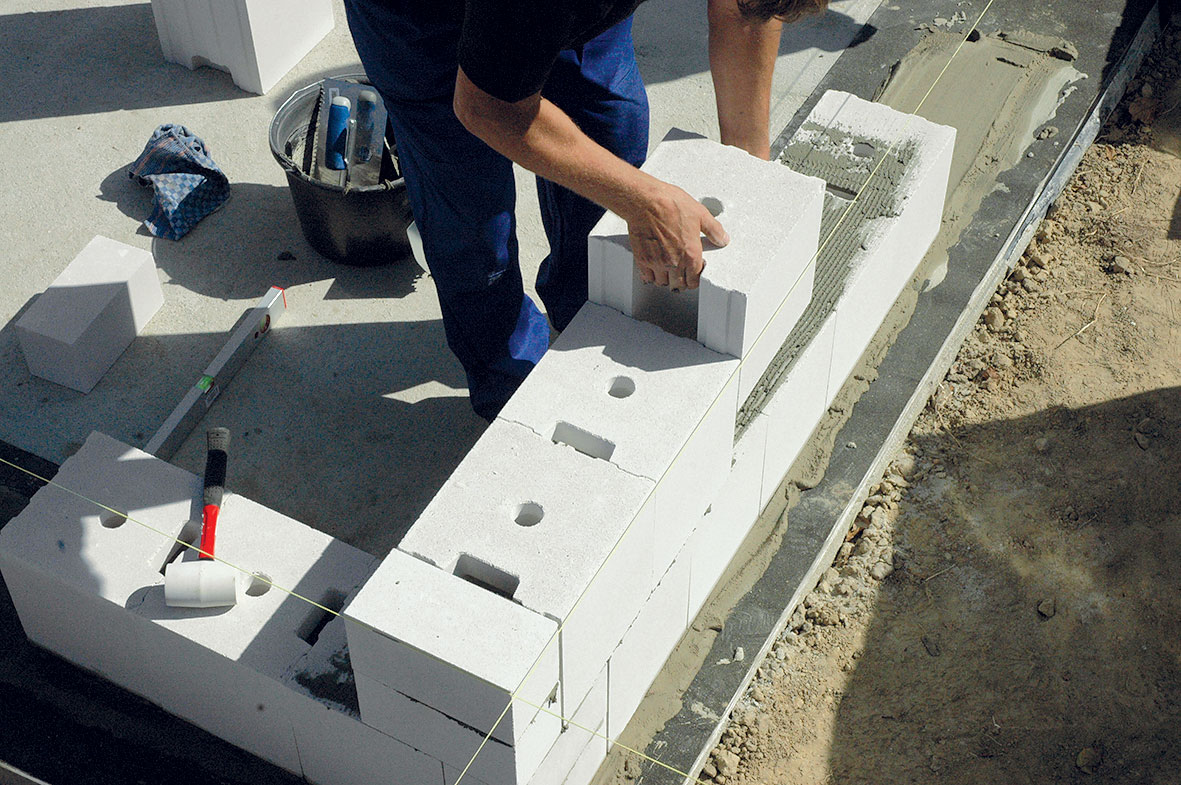 Murujeme s vápenno-pieskovými tehlami foto - 12KMBeta