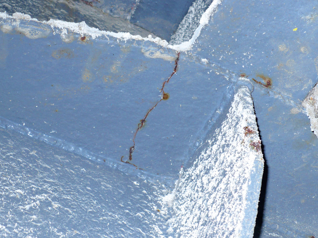 Trhlina v priečnej výstuhe stĺpa D8´