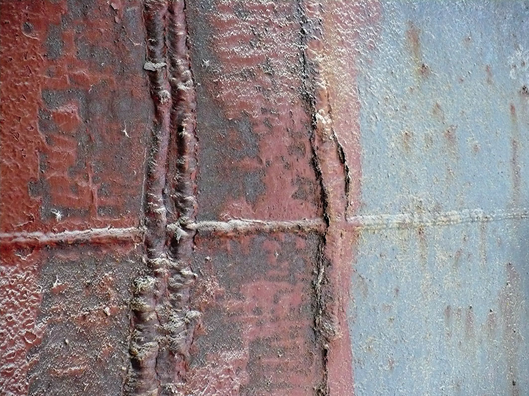 Zvarené a nové trhliny v stene stĺpa S5