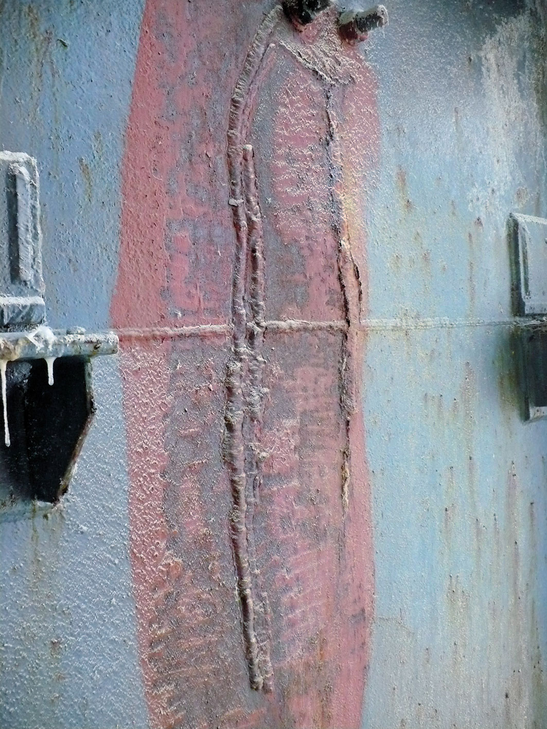 Trhliny v stene stĺpa S5