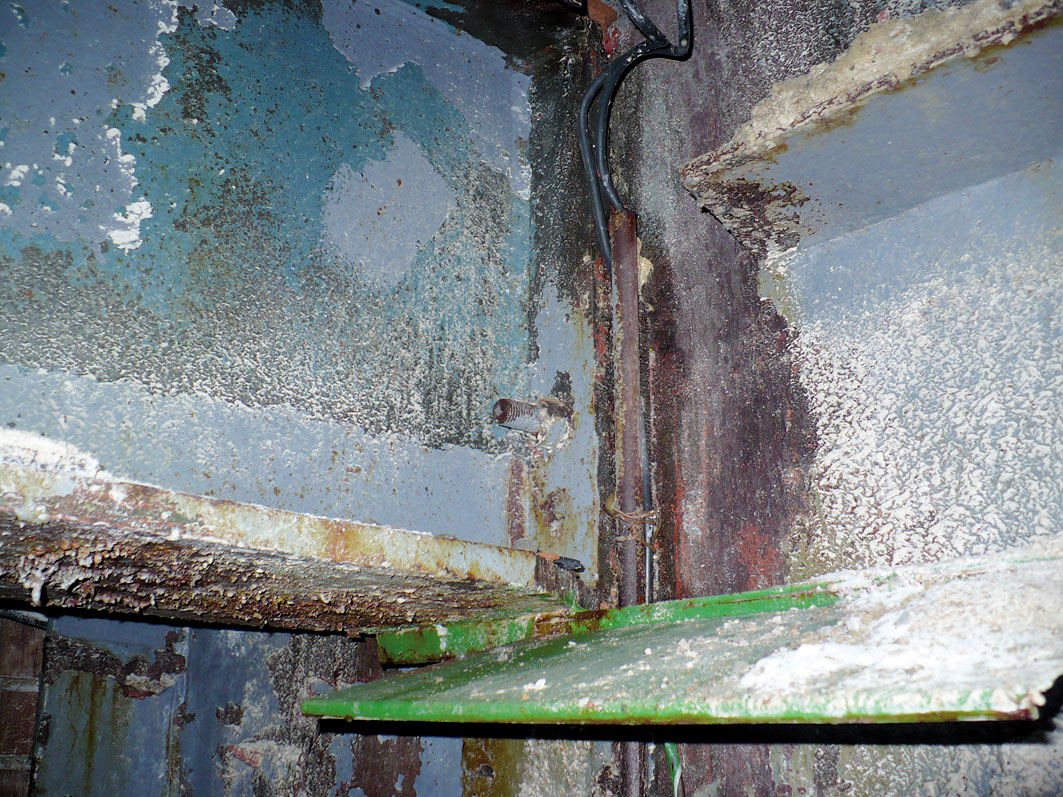 Odtrhnutá skrutka v pripojení prievlaku na stĺp J6