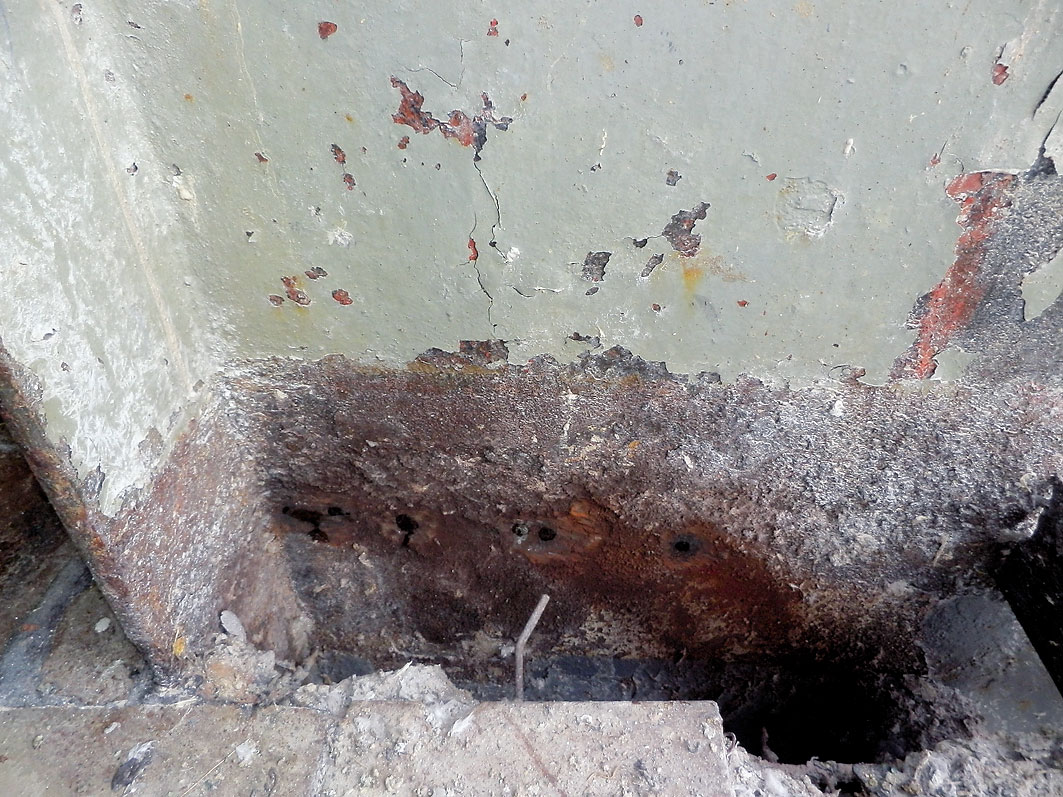 Korózia a meracie miesta na stene stĺpa S8