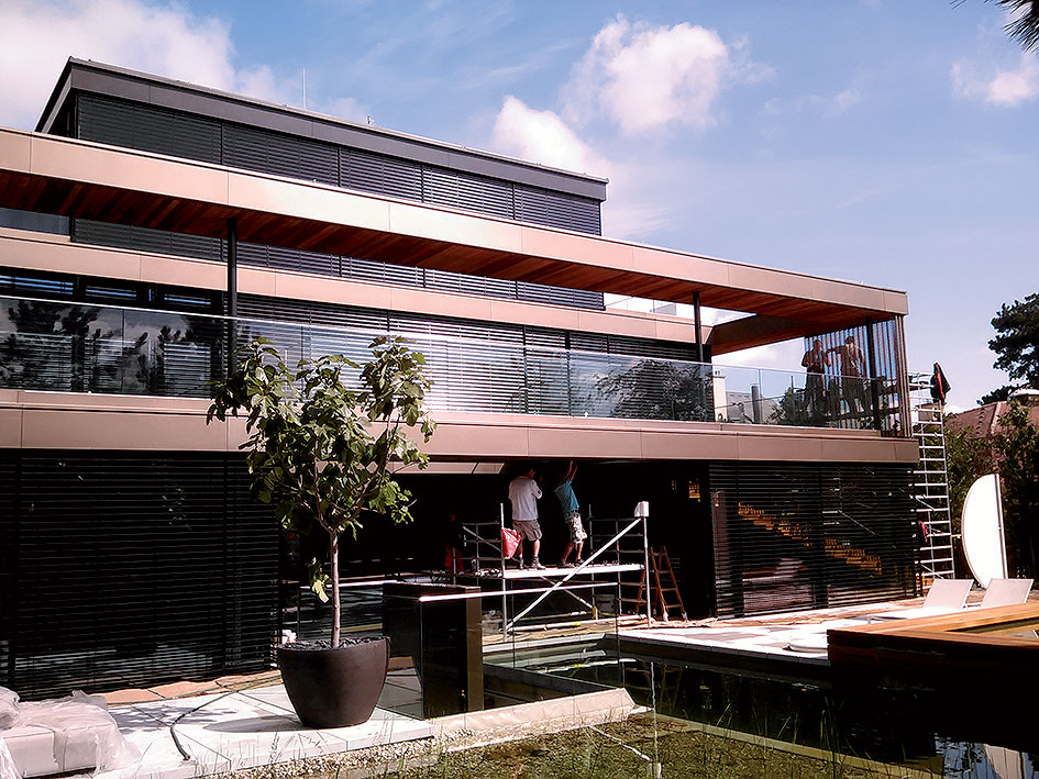 Luxusná vila, Viedeň (2015)  Realizácia zahŕňala montáž bondovej prevetrávanej fasády, tienenia, sklenených zábradlí a na mieru vyrobených slnečných clôn na terasách