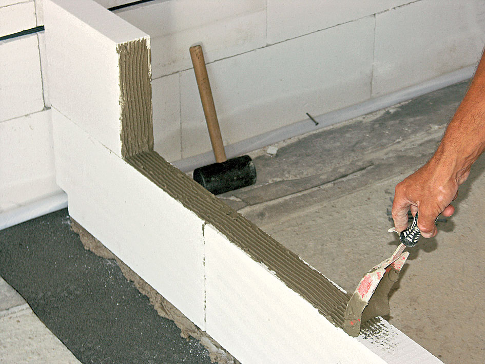 09 | Druhý rad Na murovanie ďalšieho radu priečok sa používa tenkovrstvová malta, ktorá sa nanáša v hrúbke 1 až 3 mm. Lepiacu maltu je potrebné nanášať murovacou lyžicou aj na zvislé spoje tvárnic.
