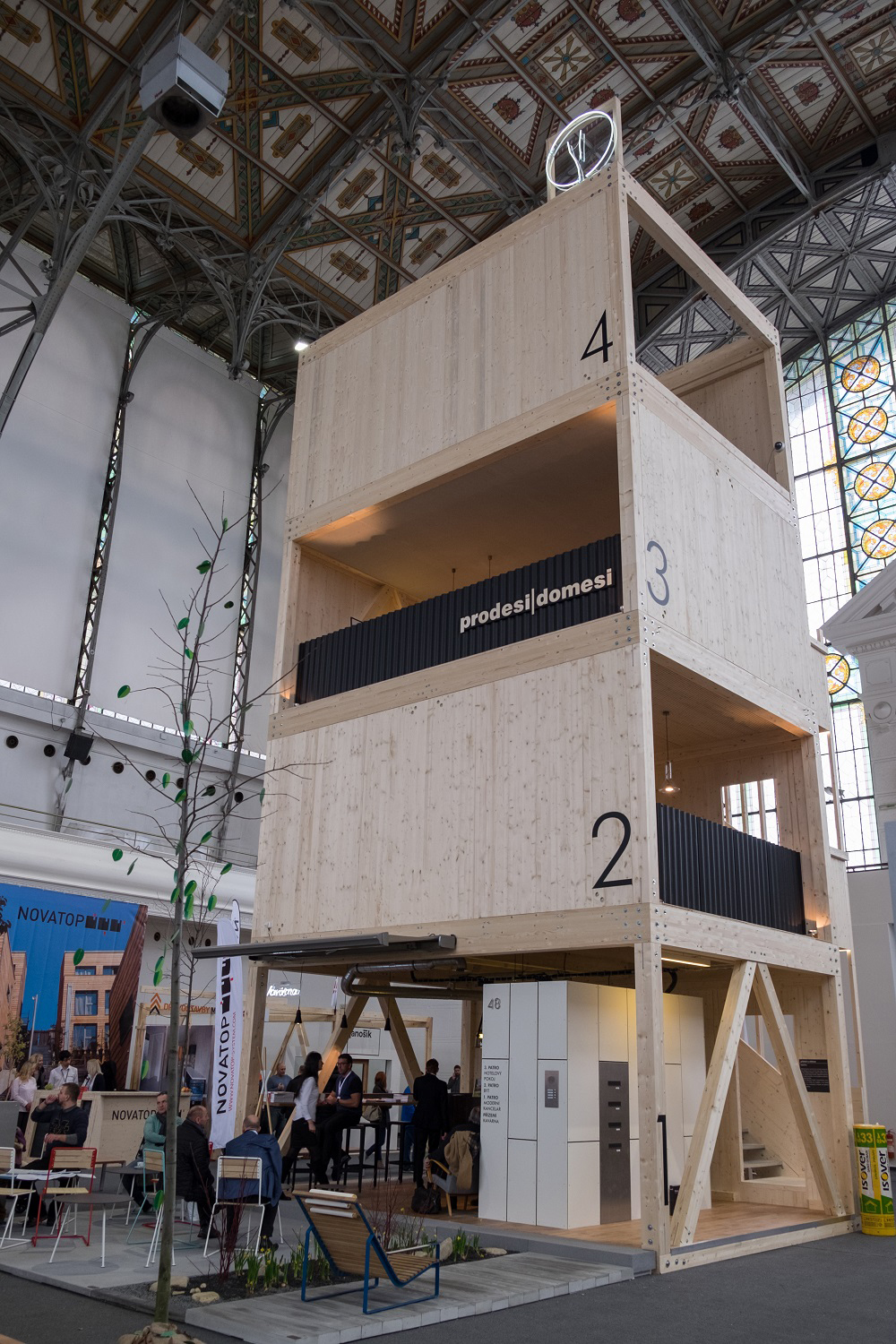 Drevený viacpodlažný objekt – výstavná expozícia, Praha (CZ), autor: Prodesi │Domesi, foto: autori stavby