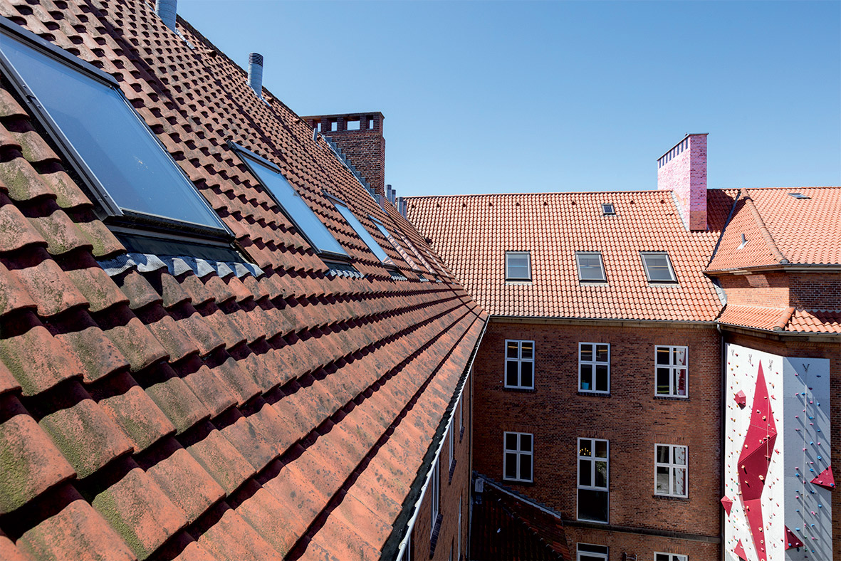 Riešenie znamenalo inštaláciu 27 strešných okien VELUX INTEGRA®. Okrem úpravy prirodzeného vetrania sa navrhlo aj zväčšenie zasklených plôch.