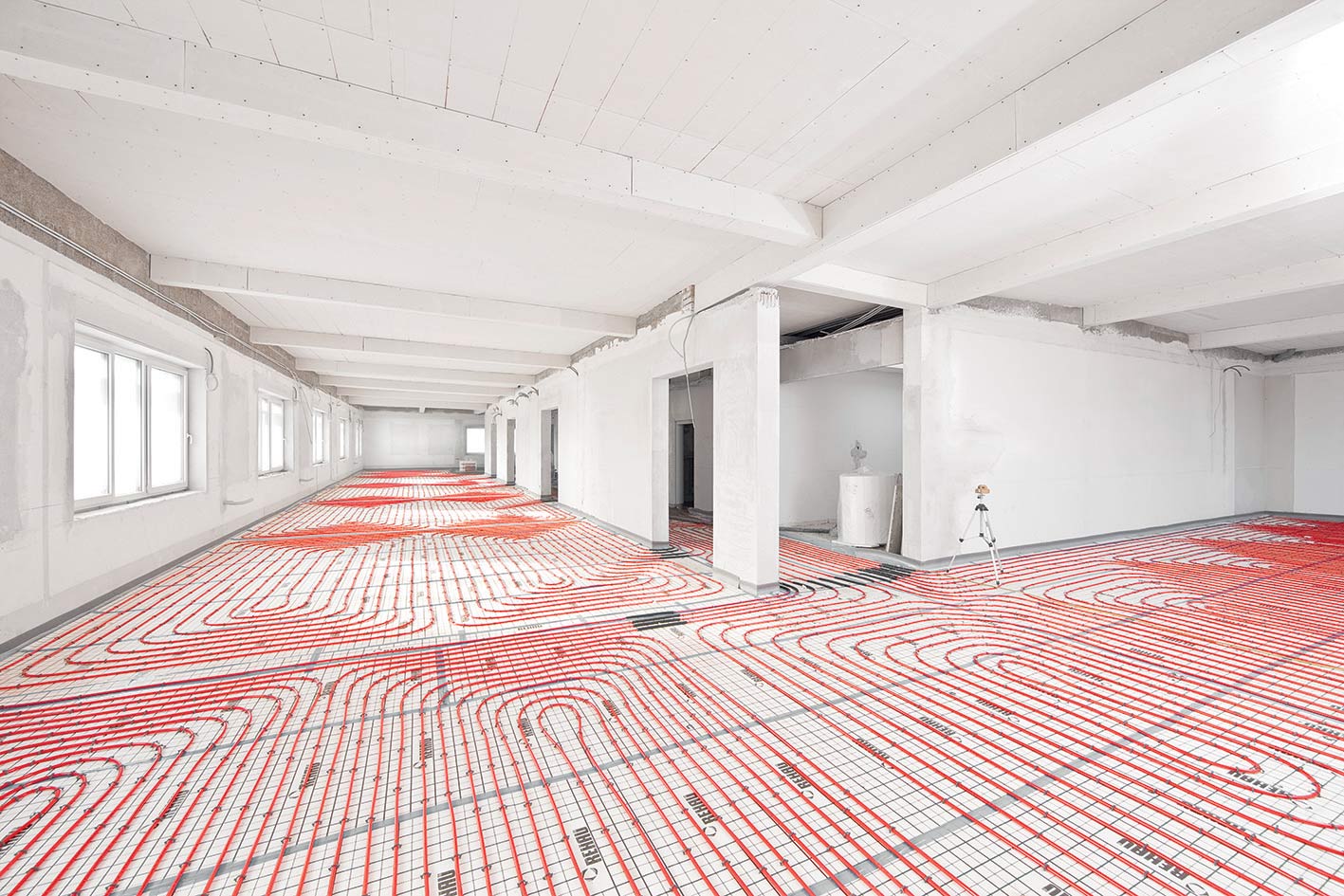 Pri sanácii sa použil kompletný program systémov firmy REHAU na energeticko-ekonomické a ekologické riešenie budúcej prevádzky, rovnako sa uplatnili aj dlhoročné skúsenosti z oblasti stavebníctva. Na zabezpečenie optimálnej teplotnej pohody slúži 1 500 m2 plošného vykurovania a chladenia