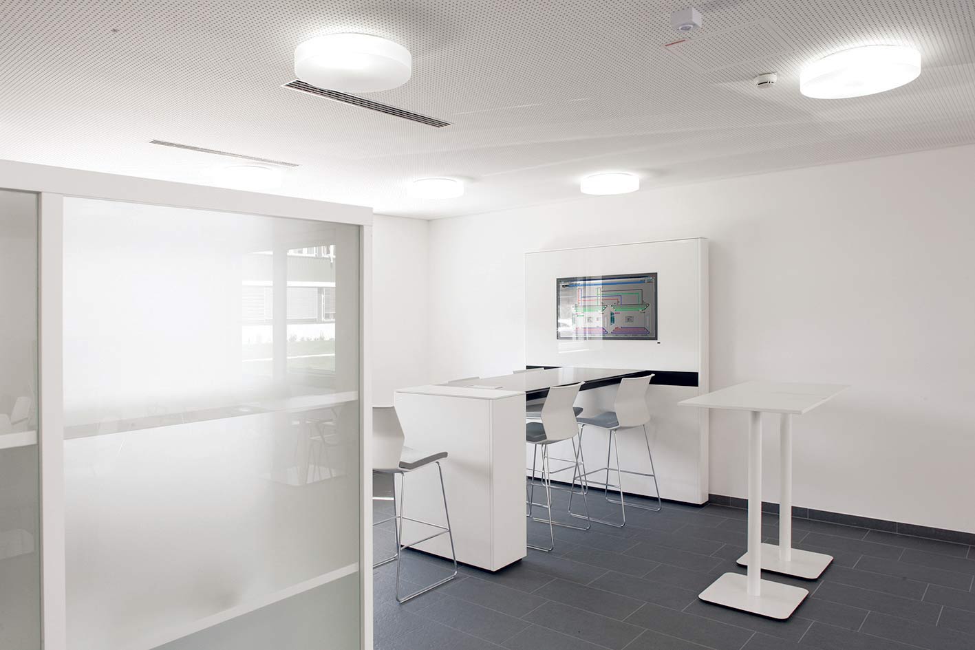 Vďaka špeciálnemu softvéru možno načítať údaje o výkone a spotrebe z celého komplexu budov. Dokonca možno cielene pozorovať a vyhodnocovať jednotlivé miestnosti. Tak sa analýza nepohybuje len na technickej úrovni, ale zahŕňa aj vplyv užívania človekom