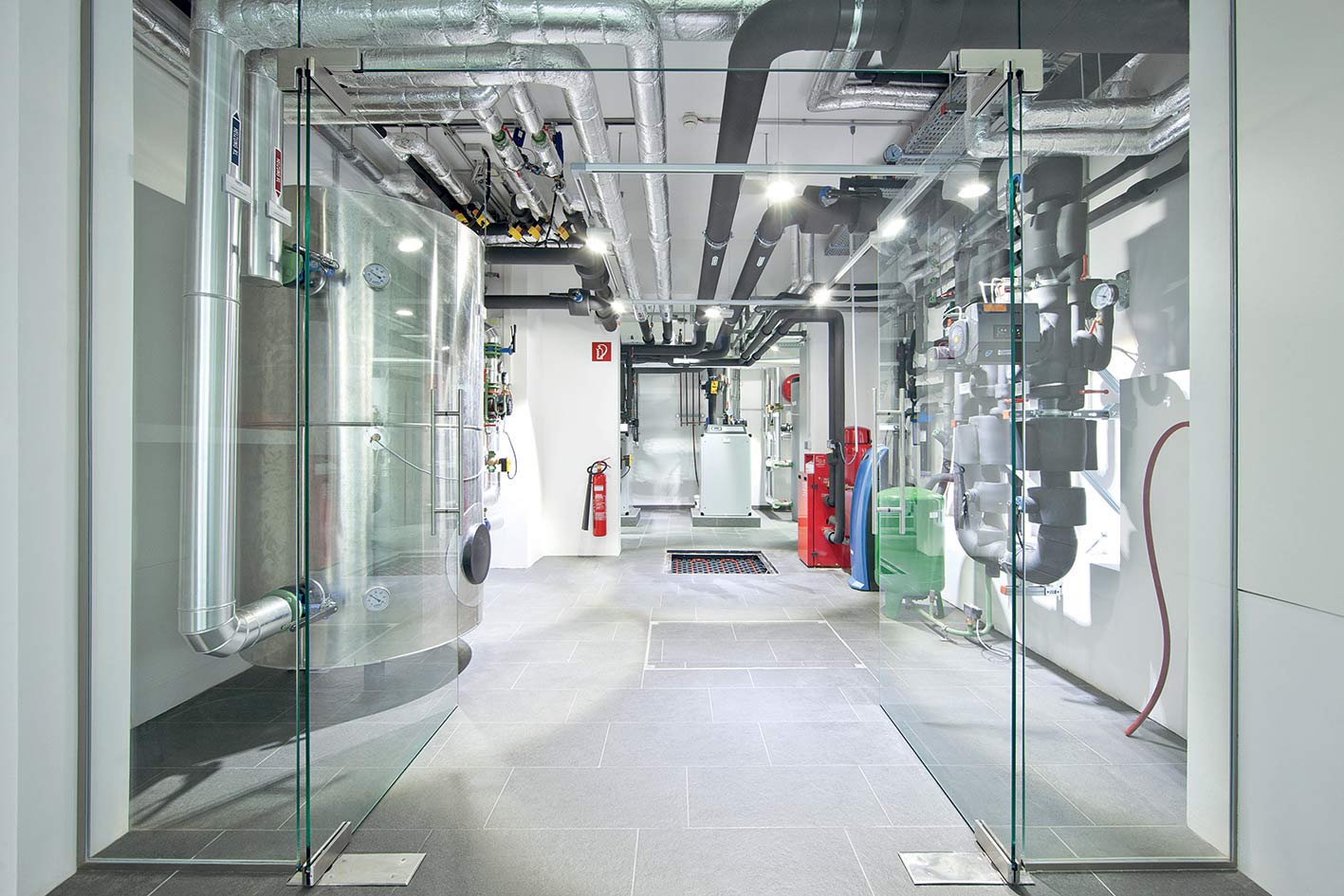 Energia potrebná na vykurovanie a chladenie sa zabezpečuje technológiou s dvomi tepelnými čerpadlami a 14 vŕtanými sondami s hĺbkou 100 metrov, tretie tepelné čerpadlo zabezpečuje prípravu teplej vody a dopĺňa úpravu vetrania