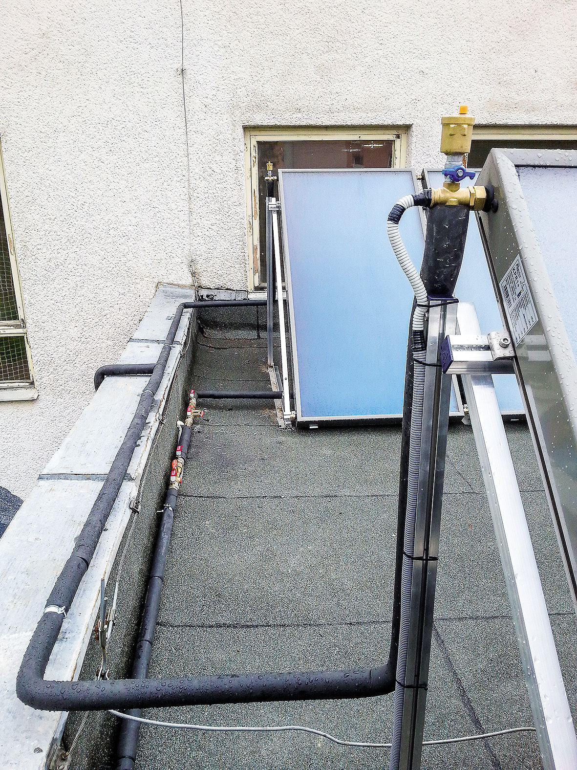 Na strechu budovy (nad kotolňou) sa namontovali solárne kolektory zapojené do série a umiestnené do dvoch solárnych polí.