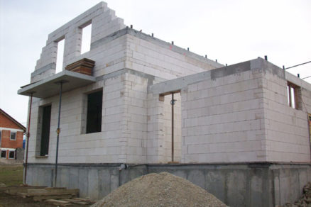 Ak sa dodrží postup, múry postaví aj laik