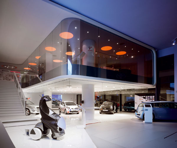 Automobilové showroomy na Champs Élysées