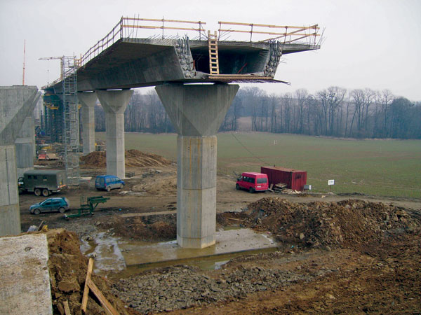 Estakáda budovaná výsuvnou skružou na diaľnici D47 v ČR