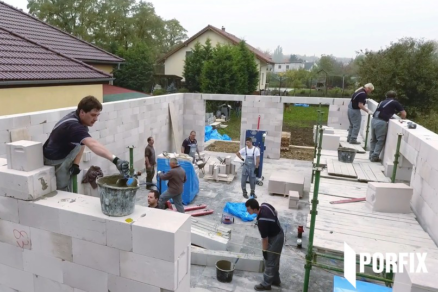 Susedia sa nestačili čudovať: Hrubá stavba po preklady stála v Žatci behom 8 hodín