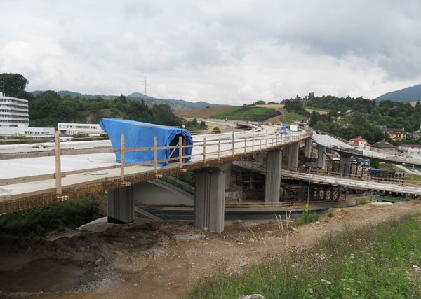 na dokoncovani r1 pracuje uz 2600 stavbarov