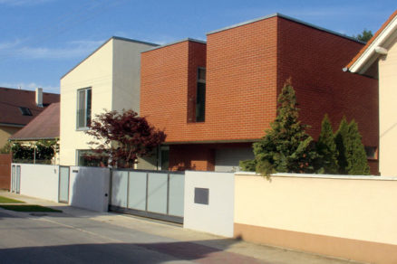 Nápadná nenápadnosť rodinného domu v Ivanke