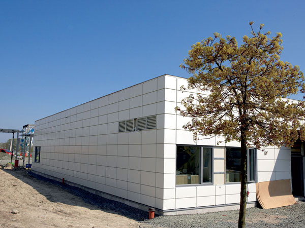 ocelova fasada obchodneho aservisneho centra vrumunskom temesvari