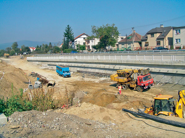 Oporný múr pri mimoúrovňovom krížení v Šenkviciach