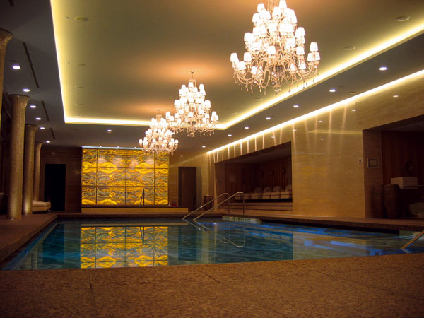 Osvetlenie v hoteloch musí prinášať nielen emócie, ale aj úsporu