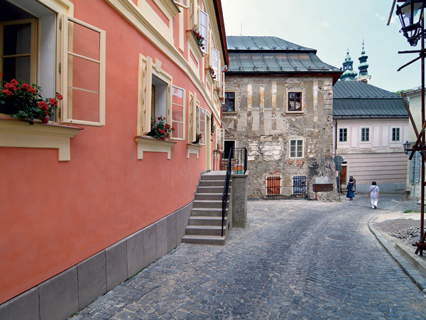 pohlad do starych uliciek bratislavy a banskej stiavnice