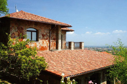 Pokrývanie striech betónovými škridlami