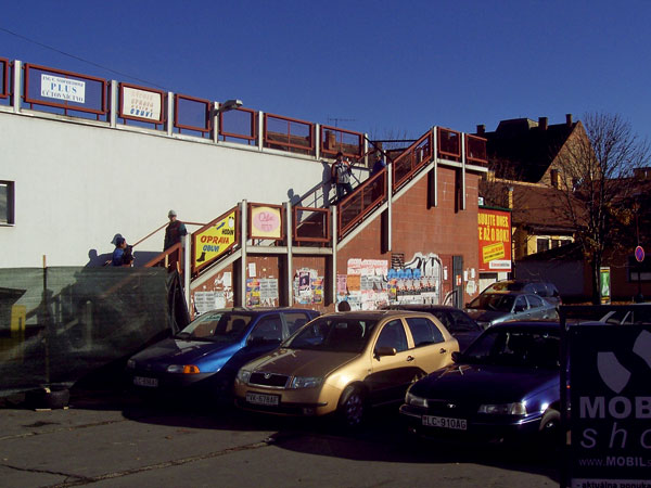 Poruchy vonkajšieho schodiska nad interiérom obchodného centra