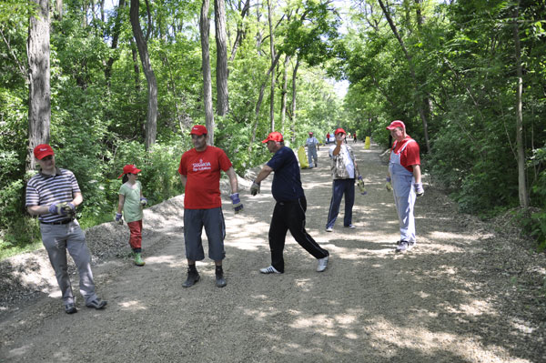 Tretí ročník čistenia lesa pri Veľkých Úľanoch