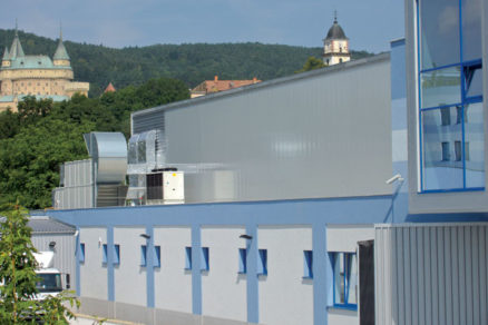 Utesnené obklady na báze plastu