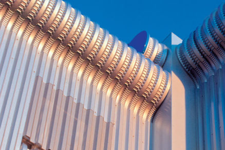 Výraz ľahkých fasád – trendy vo farebnosti a štruktúre