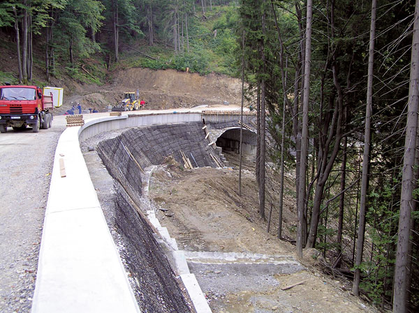Vystužovanie telesa cestnej komunikácie a ochrana svahov